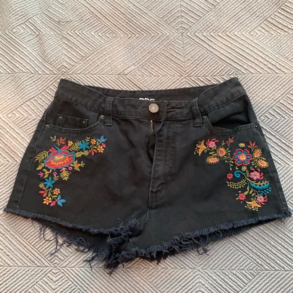 BDG Jean shorts with floral embroidery!